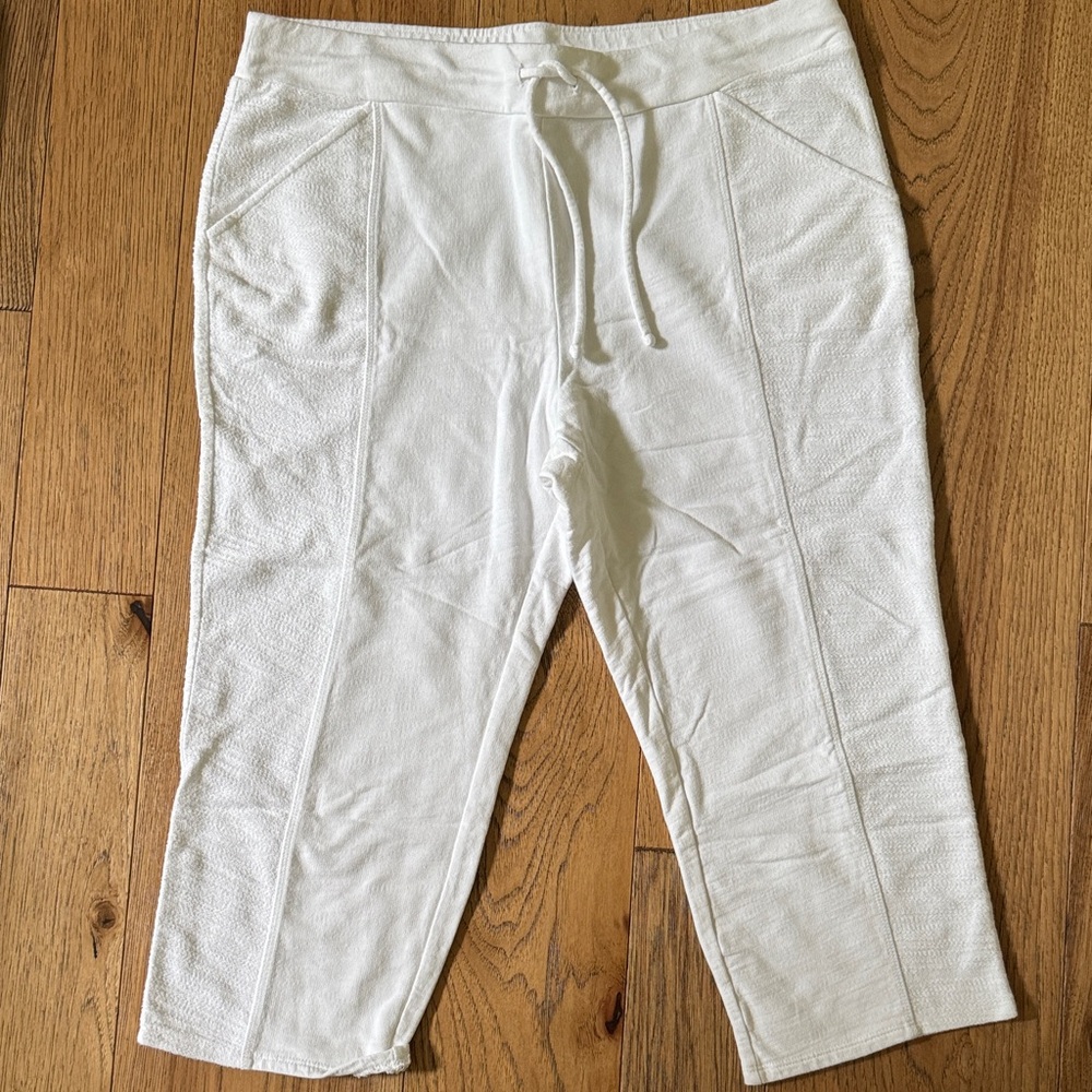 😊Chico's Zenergy White Textured Pull-On Crop Pants